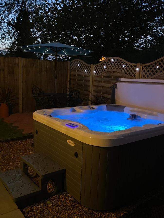 Villa Saving Grace With Private Hot Tub Bawdeswell Esterno foto