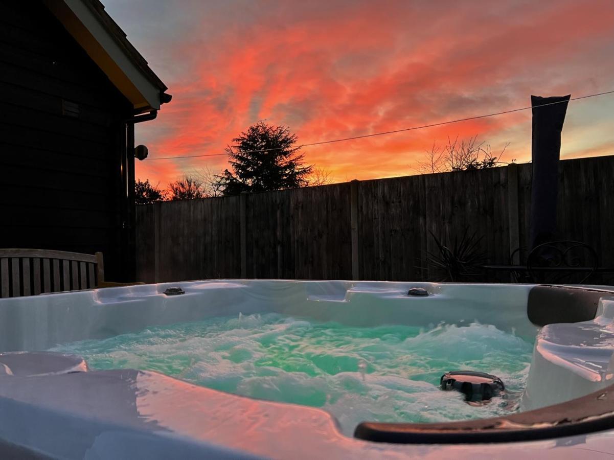 Villa Saving Grace With Private Hot Tub Bawdeswell Esterno foto
